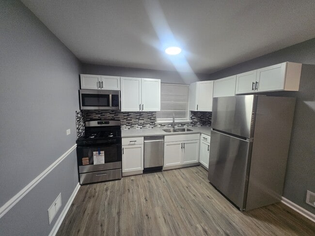 Building Photo - 70 N Laverne Ave