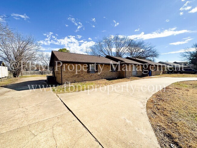 Building Photo - 1204 Williamsburg Dr