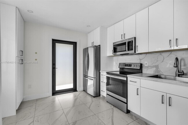 Building Photo - 3064 SW 16th Ter