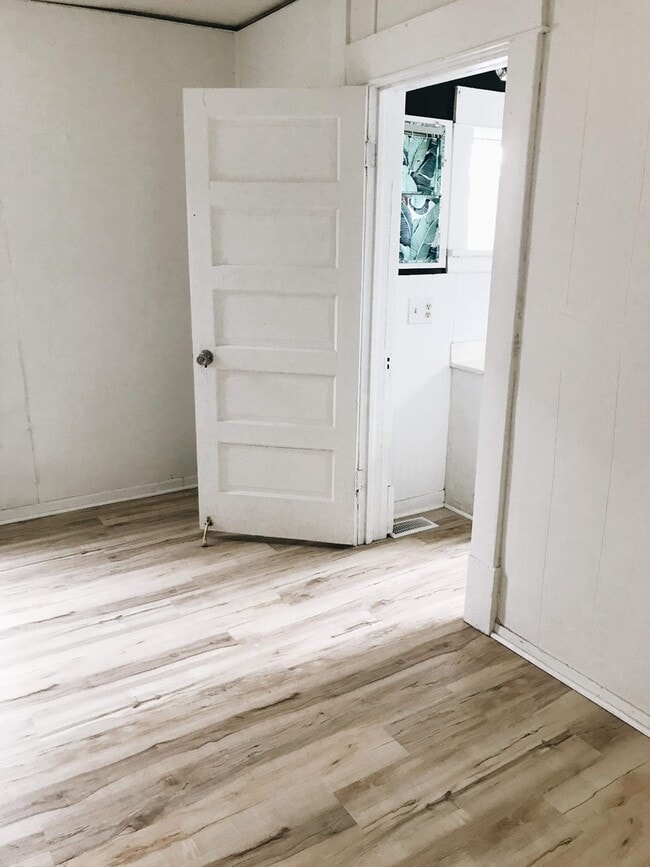 Building Photo - 2 Bed 1 Bath Home