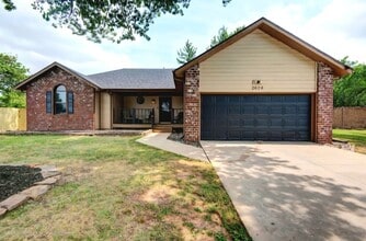 Building Photo - 4 bedrooms / 2 bathrooms / Privacy Fence /...