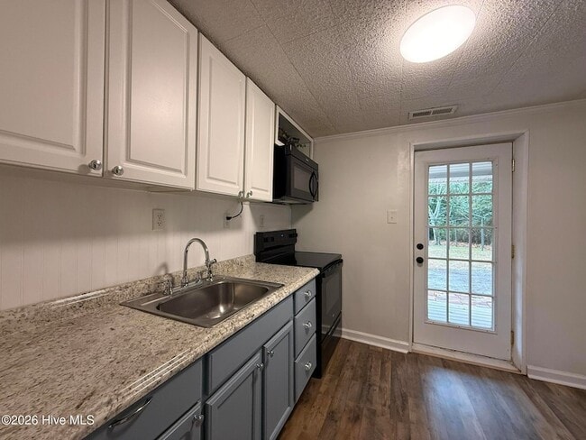 Building Photo - 235 N Pecan St