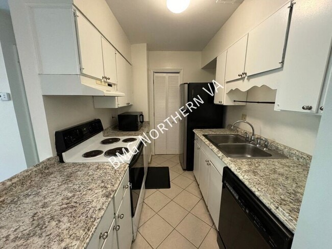 Building Photo - 5819-E Rexford Dr-