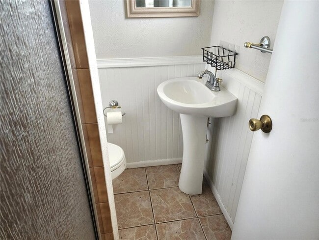 Building Photo - 904 Emma St