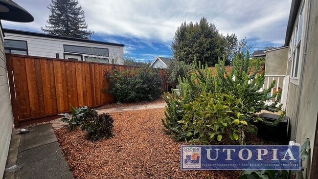 Building Photo - Beautiful 2Bed/1Ba Home on Large Corner Lot with 2-Car Garage