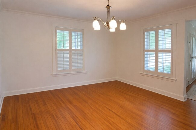 Building Photo - 3/2 Duplex Conveniently Situated in an Established Neighborhood!