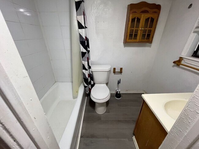 Building Photo - 1 Bedroom Section 8 Home!!