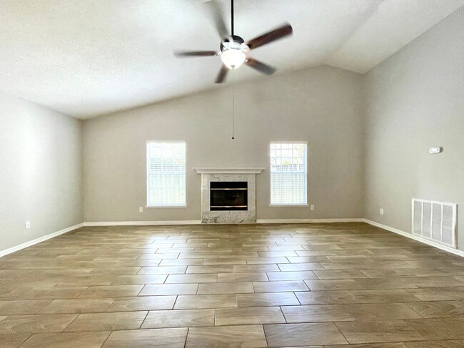 Building Photo - SPACOUS  3/2 OVIEDO POOL HOME in Twin Rivers!