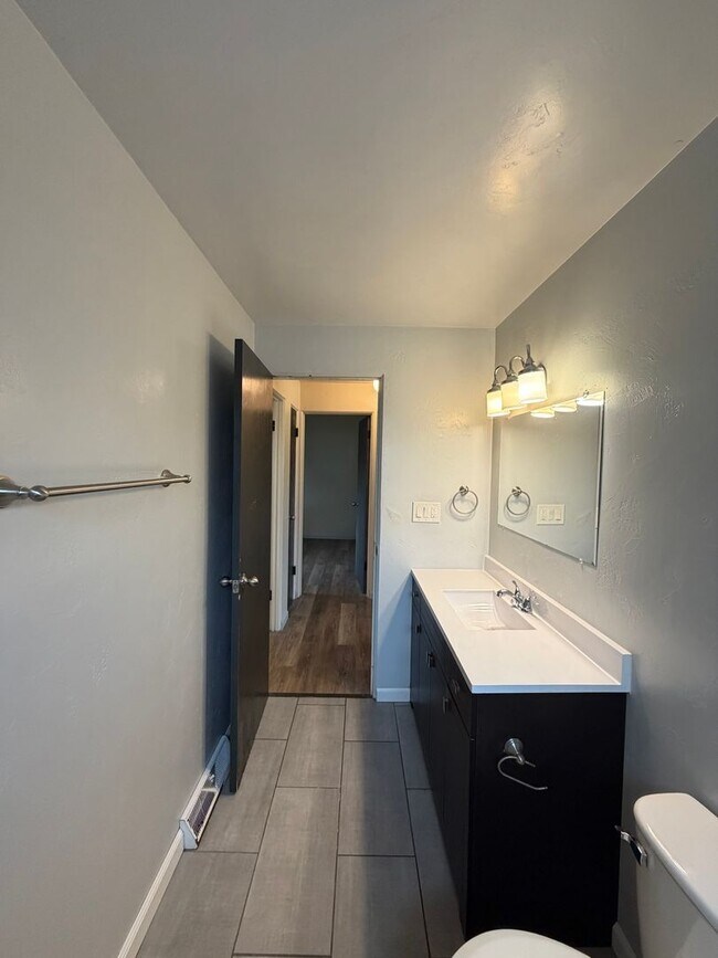 Building Photo - 3309 E Edgemere Dr