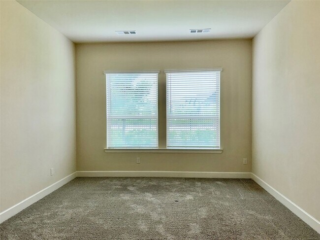 Building Photo - 1804 Welker Dr