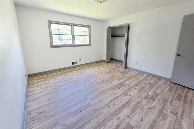 Building Photo - 6684 Londonderry Dr