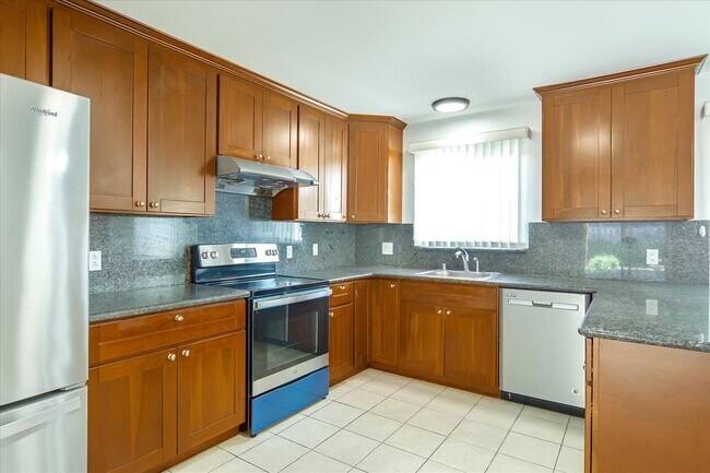 Building Photo - Great Location 3BD Home with Wood Floors &...