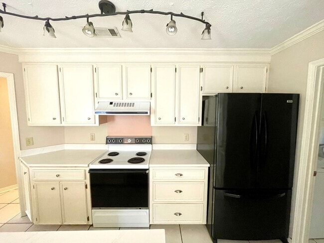 Building Photo - 3/2 Available for Rent in Madison! Cobbles...