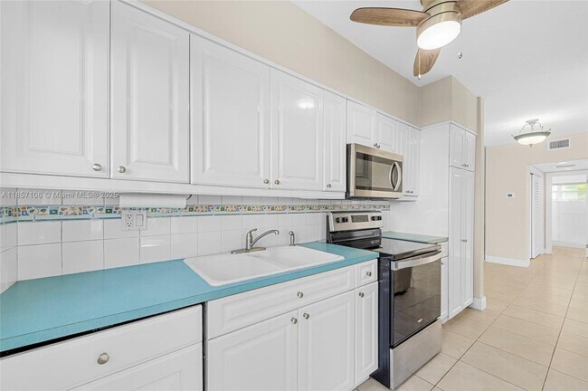 Building Photo - 425 Bayshore Dr