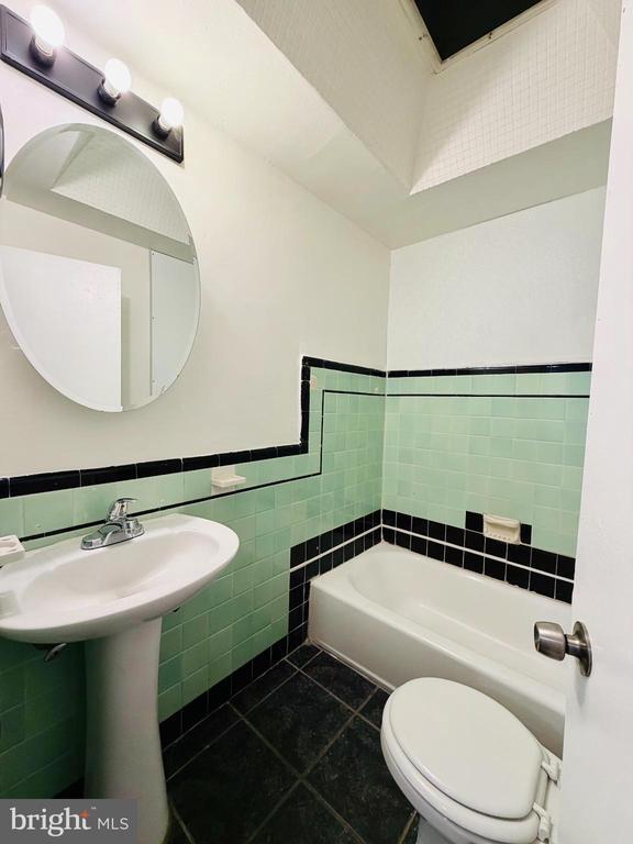 Building Photo - 607 E Carver St