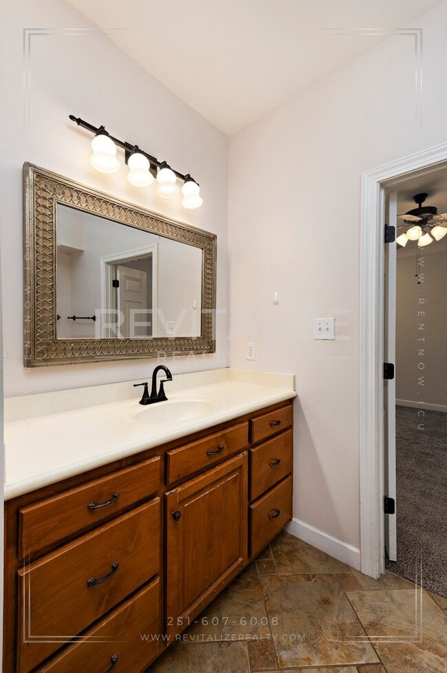 Building Photo - 3 Bed 2.5 Bath Townhome in West Mobile