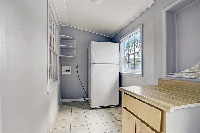 Laundry area with washer dryer hookups - 1617 Tabor St