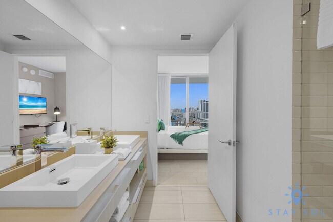 Building Photo - 4010 S Ocean Dr