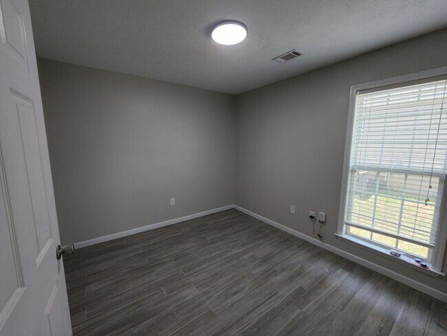 Building Photo - 572 Lory Ln