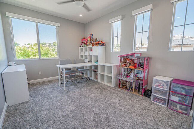 Building Photo - Spectacular 5-Bedroom Home with Pool, RV P...
