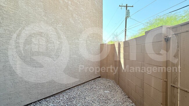 Building Photo - 1712 E Pepper Cir