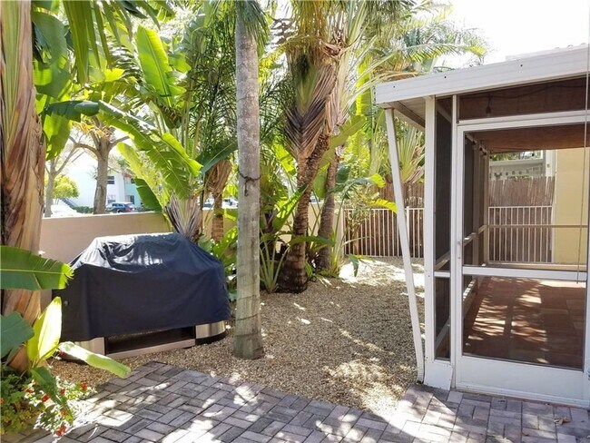 Building Photo - 1159 SE 6th Ct