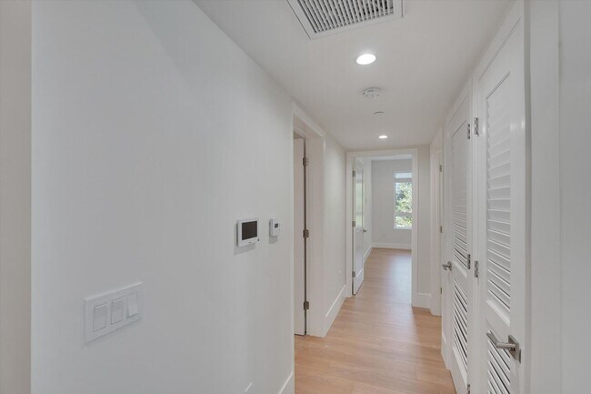 Building Photo - Riverside 4 Lease