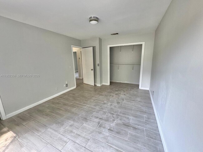 Building Photo - 1822 SE Oxmoor Ct