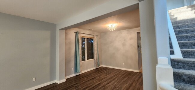 Building Photo - 5 bedroom 2.5 Bathroom single family home ...