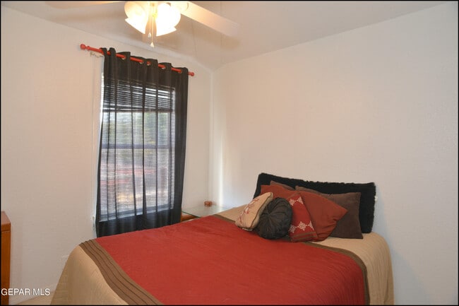 Building Photo - 7528 Luz De Lumbre Ave