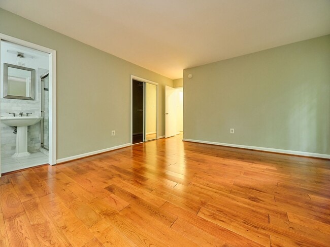 Building Photo - 4114 Davis Pl NW