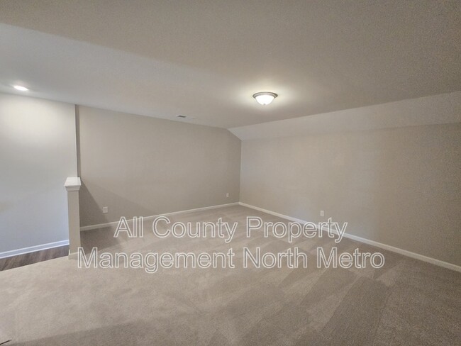 Building Photo - 490 Tall Pnes Ter