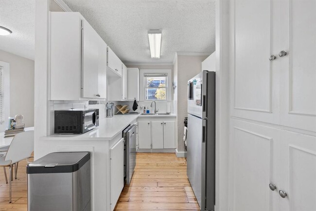 Building Photo - Cherrywood Duplex 7 Bedroom 4 Full Baths