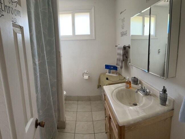 Building Photo - 3 Bedroom / 1 Bathroom Home in San Bernardino