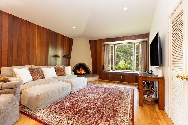Building Photo - 375 Las Palmas Dr