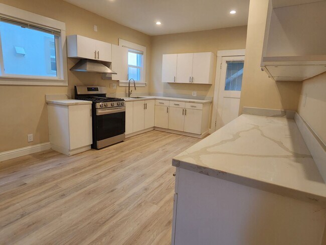 Building Photo - 41st St-343