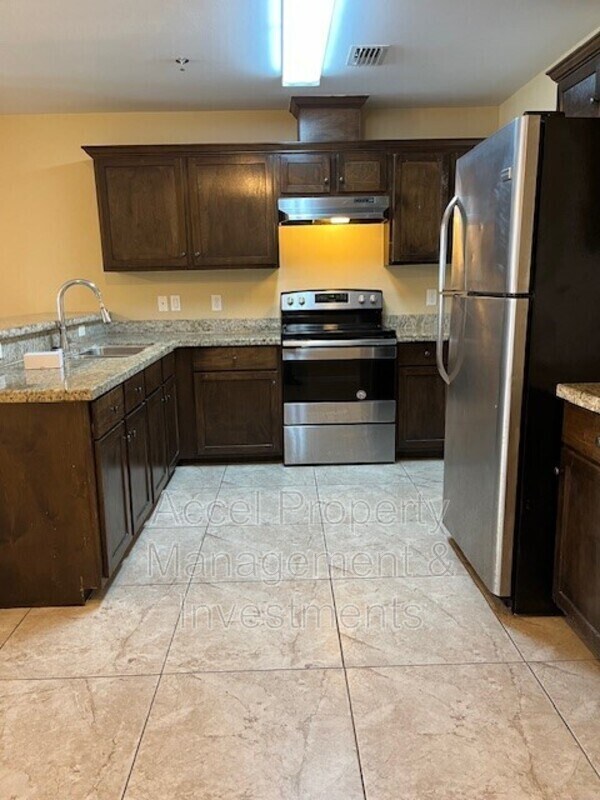 Building Photo - 2607 E Eisenhower Ave