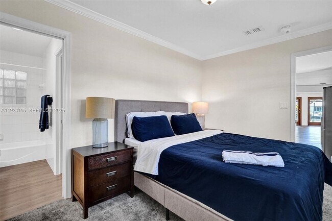 Building Photo - 2106 NE 16th Ave