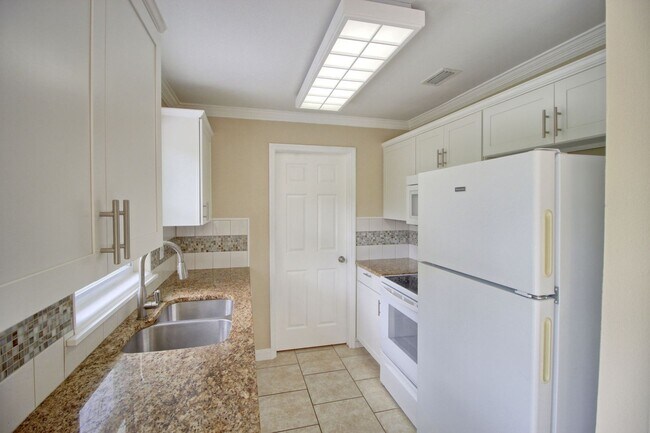 Building Photo - 323 Elm Dr