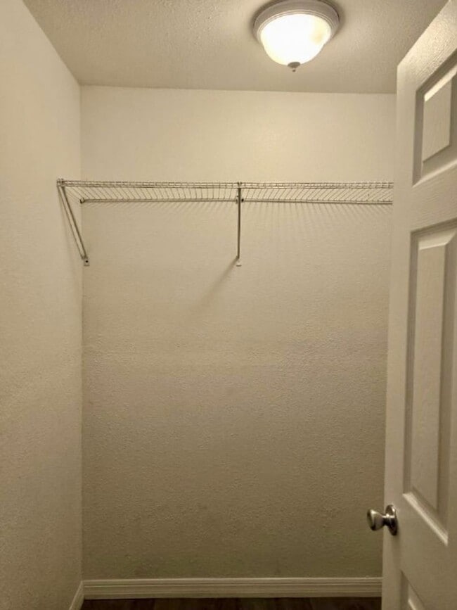 Building Photo - 1 bedroom / 1 bath condo in Crestview Villas