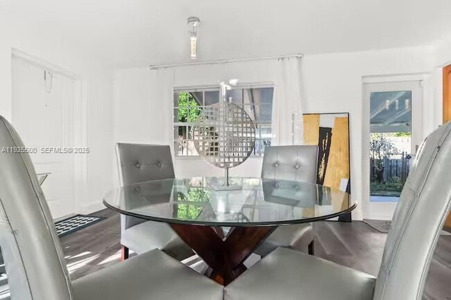 Building Photo - 909 NE 7th St