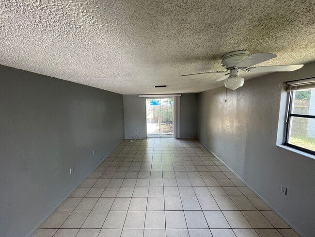 Building Photo - 2/1 in New Port Richey