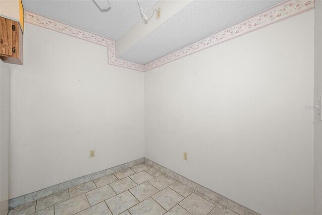 Building Photo - 2687 Pine Ridge Way S
