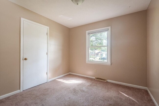 Building Photo - 3 bed 1.5 bath