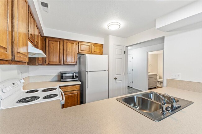 Building Photo - 3 Bedroom 1.5 Bathroom Townhouse in Southeast Boise