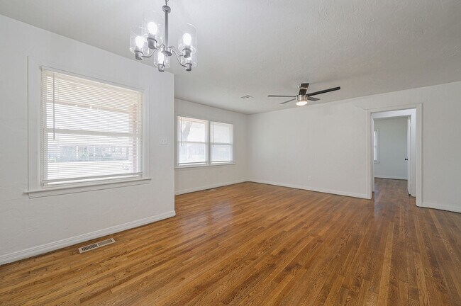 Building Photo - 1349 Kinkaid Dr