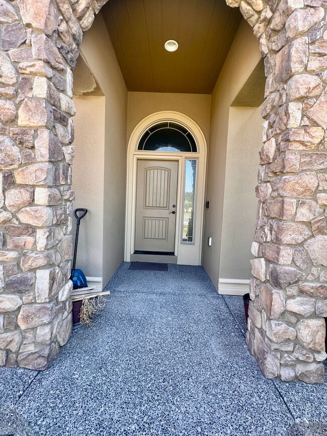 Building Photo - Spacious 4 Bedroom Home in Quiet Cul-de-Sa...