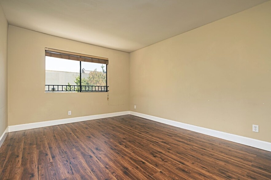 Building Photo - 10982 Roebling Ave