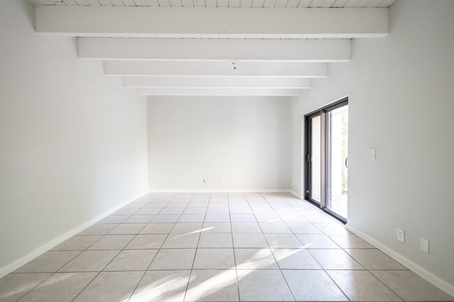 Building Photo - 1640 Shaker Cir