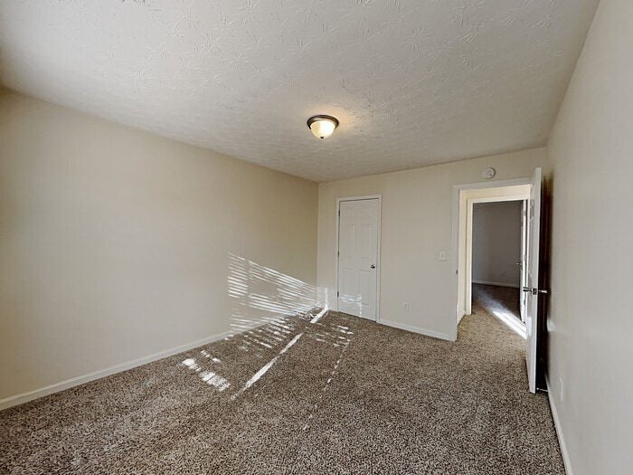 Building Photo - 2400 Village Green Dr